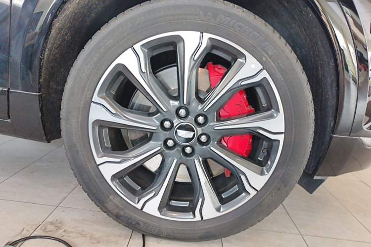 Used Cadillac XT5 2025 2.0T Platinum Edition Right Front Wheel Hub