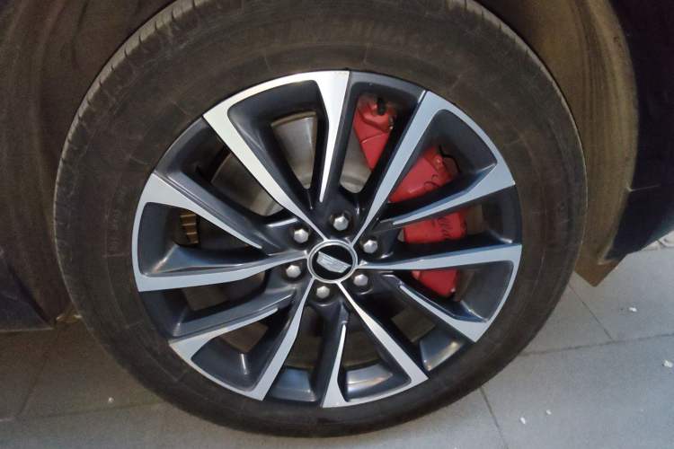 Used Cadillac XT5 2025 2.0T Prestige Version Right Front Wheel Hub