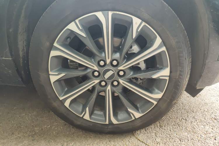 Used Cadillac XT5 2025 2.0T Luxury Version Right Front Wheel Hub