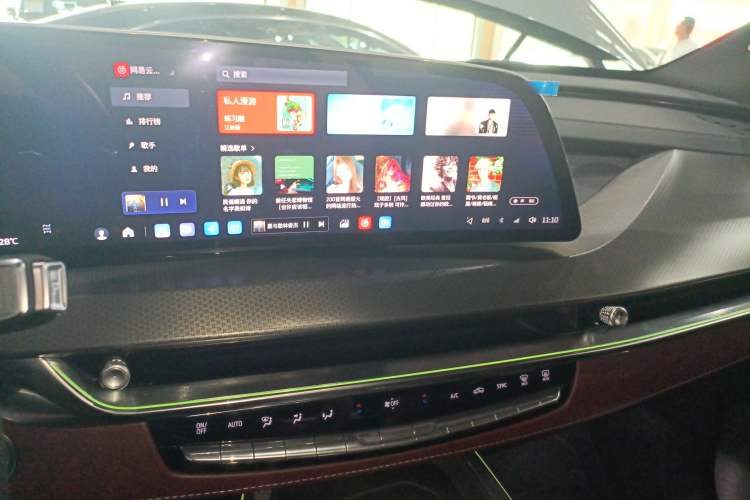 Used Cadillac XT5 2025 2.0T Platinum Edition Audio And AC Panel