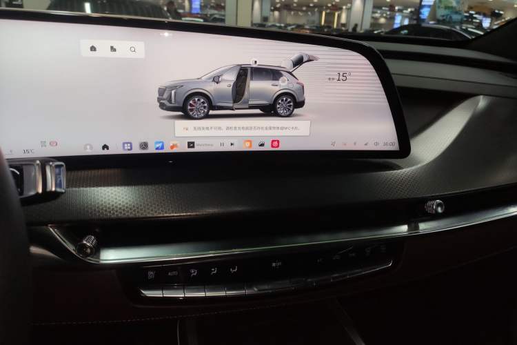 Used Cadillac XT5 2025 2.0T Platinum Edition Audio And AC Panel