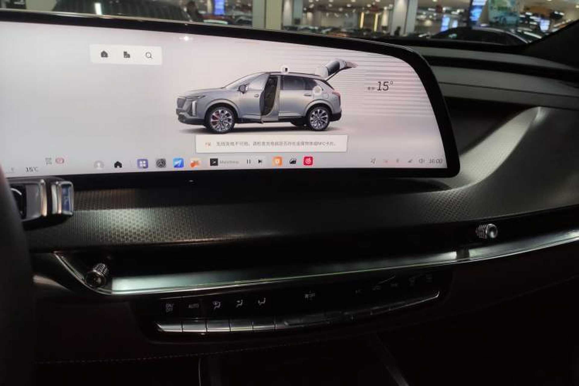 Used Cadillac XT5 2025 2.0T Platinum Edition Audio And AC Panel