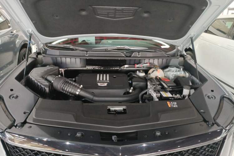 Used Cadillac XT5 2025 2.0T Platinum Edition Engine Bay