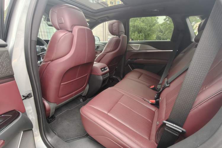 Used Cadillac XT5 2025 2.0T Platinum Edition Interior 2