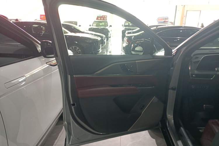 Used Cadillac XT5 2025 2.0T Platinum Edition Left Front Door Interior
