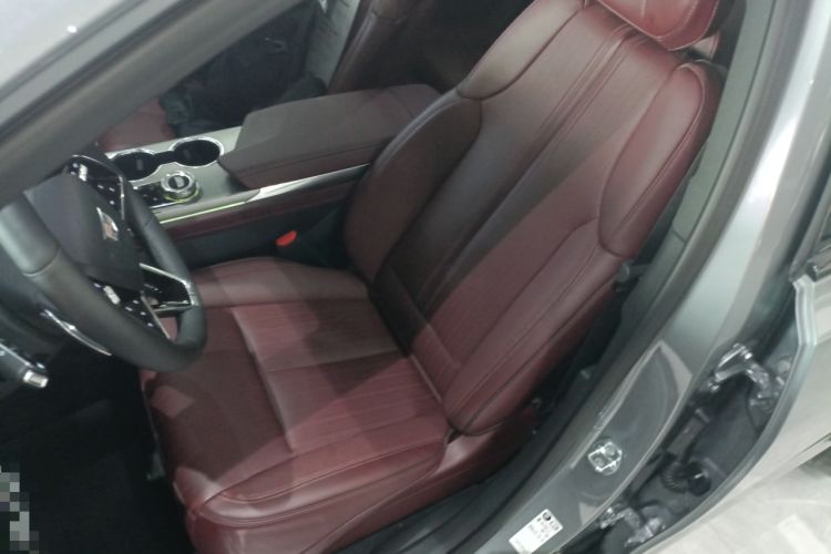 Used Cadillac XT5 2025 2.0T Platinum Edition Left Front Seat