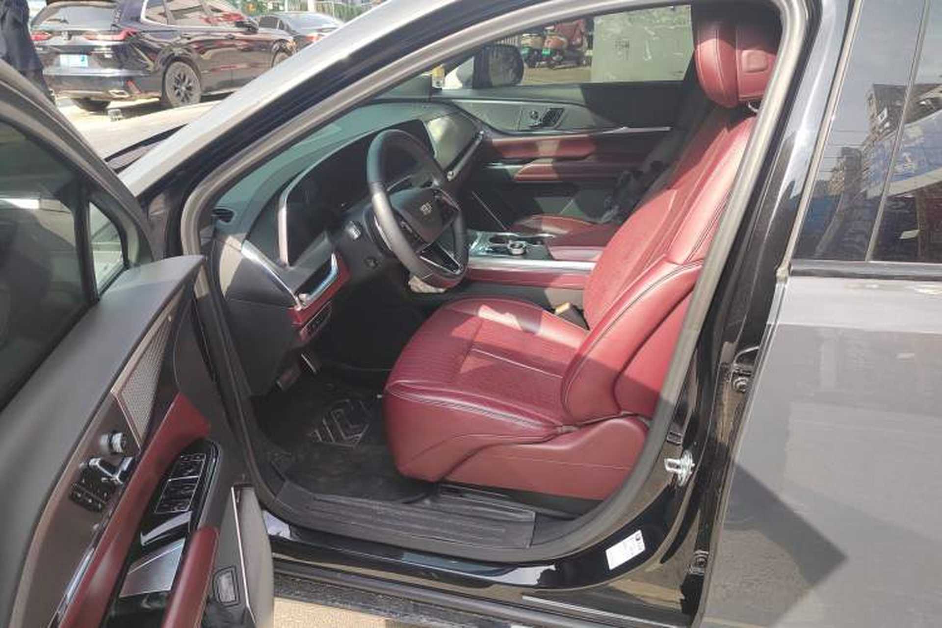 Used Cadillac XT5 2025 2.0T Platinum Edition Left Front Seat