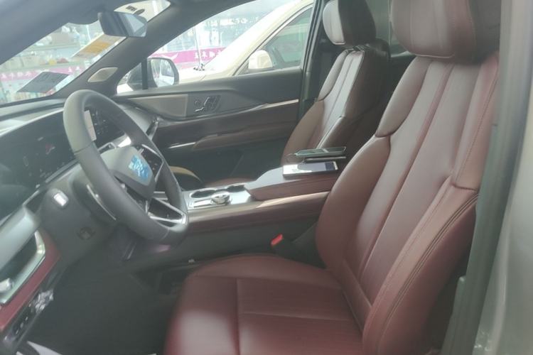 Used Cadillac XT5 2025 2.0T Platinum Edition Left Front Seat