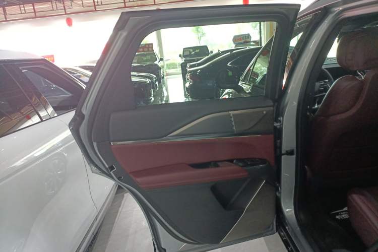 Used Cadillac XT5 2025 2.0T Platinum Edition Left Rear Door Interior