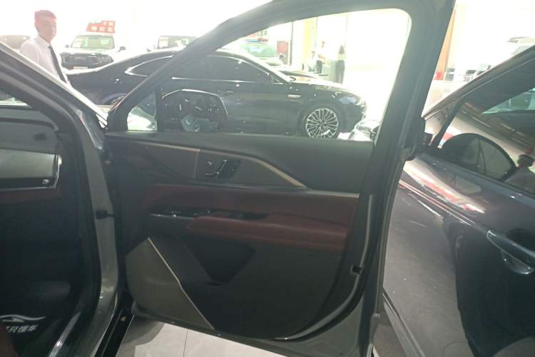 Used Cadillac XT5 2025 2.0T Platinum Edition Right Front Door Interior