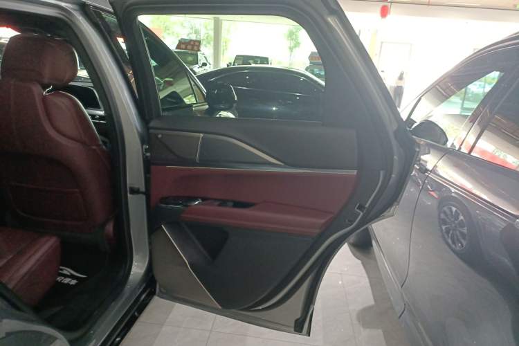Used Cadillac XT5 2025 2.0T Platinum Edition Right Rear Door Interior