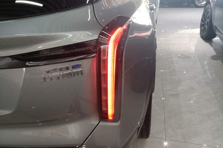 Used Cadillac XT5 2025 2.0T Platinum Edition Right Rear Taillight