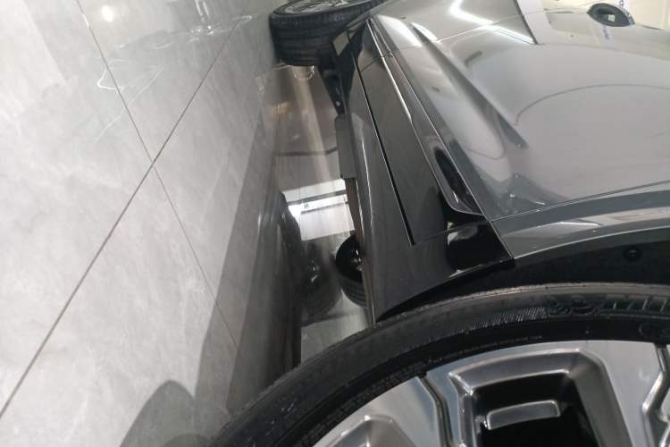 Used Cadillac XT5 2025 2.0T Platinum Edition Right Side Sill