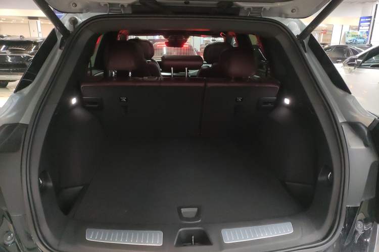 Used Cadillac XT5 2025 2.0T Platinum Edition Trunk