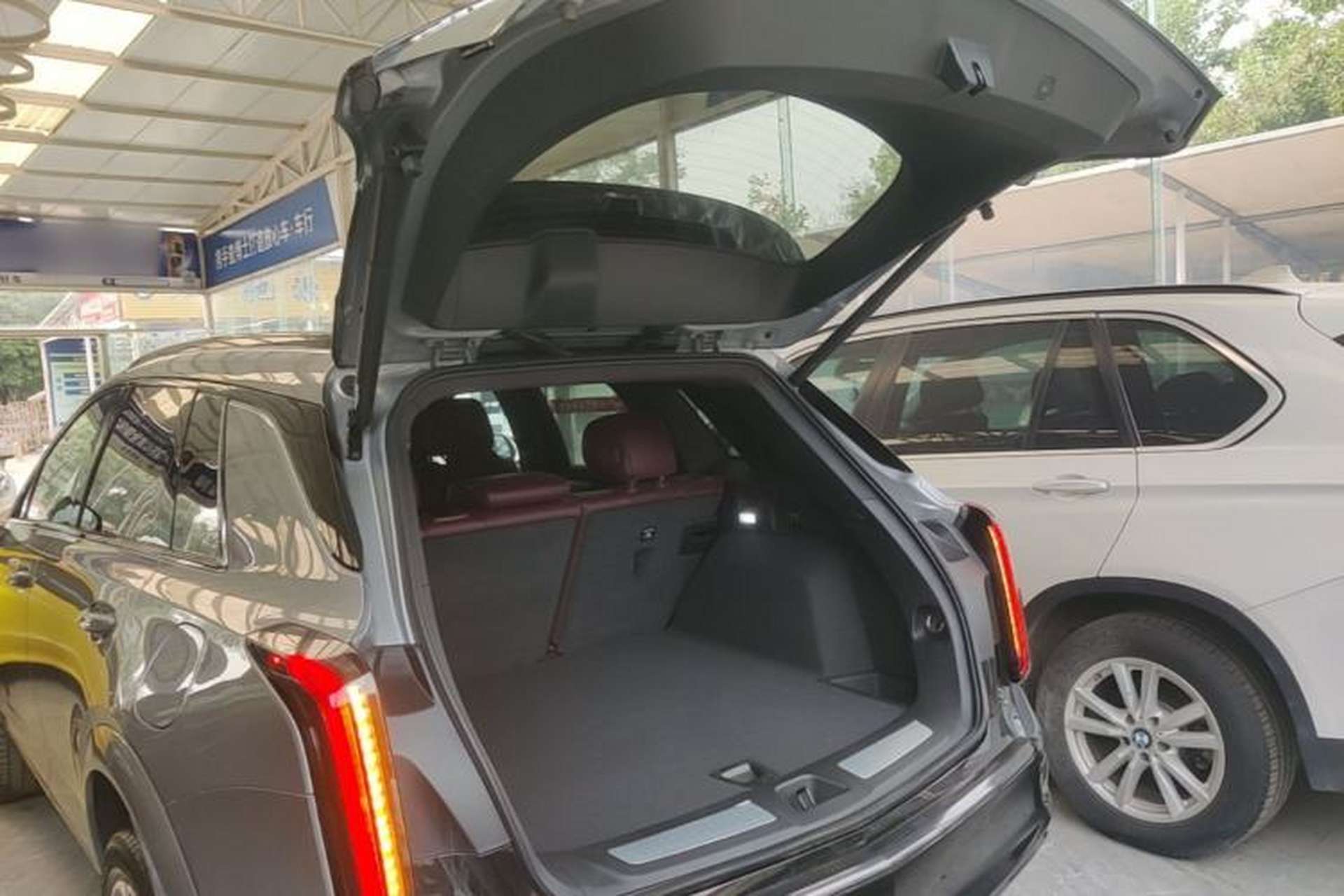 Used Cadillac XT5 2025 2.0T Platinum Edition Trunk