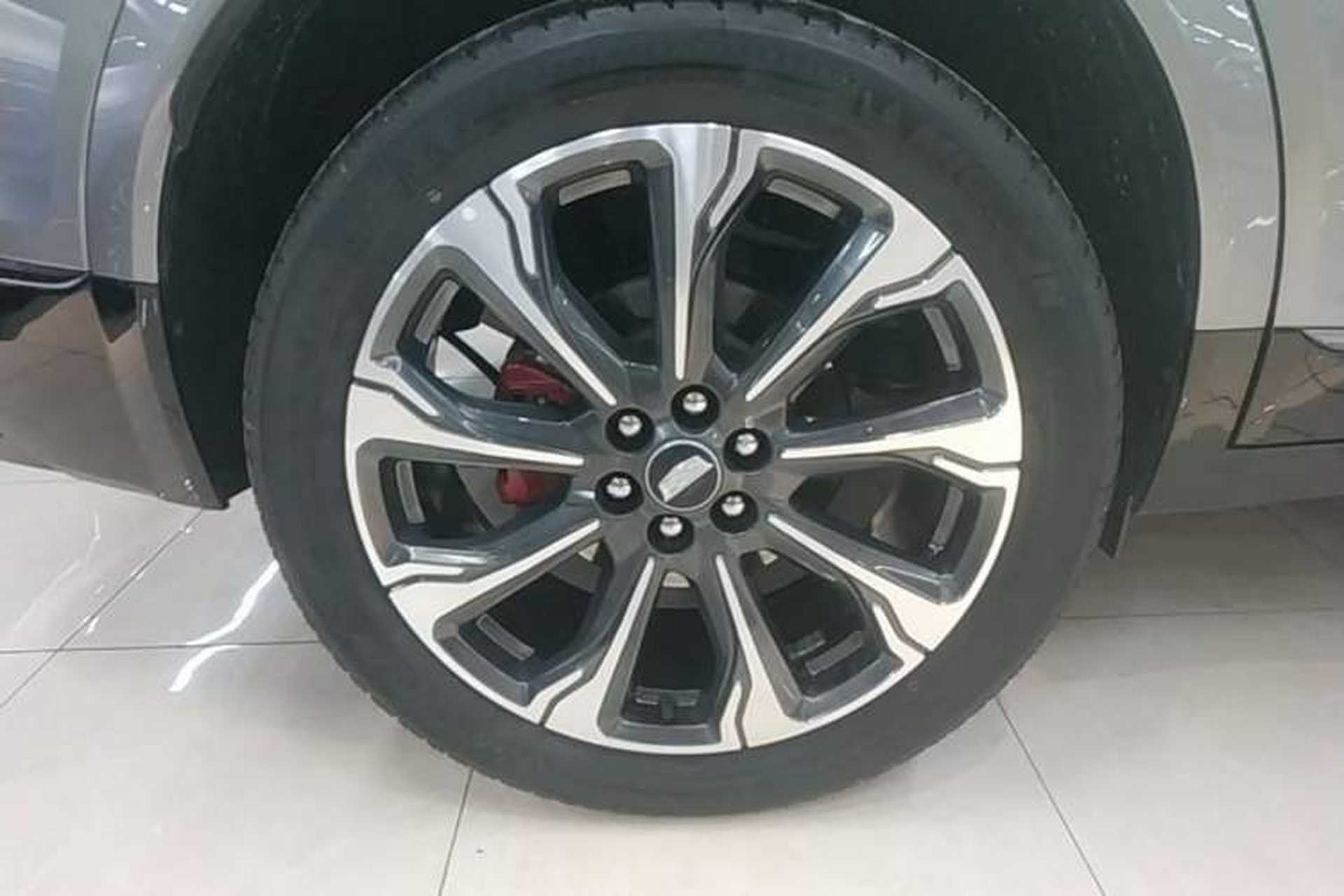 Used Cadillac XT5 2025 2.0T Platinum Edition Exterior 5