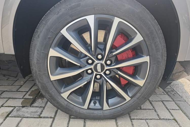 Used Cadillac XT5 2025 2.0T Prestige Version Right Front Wheel Hub