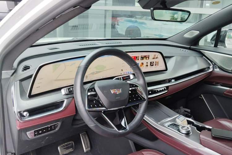 Used Cadillac XT5 2025 2.0T Platinum Edition Center Console