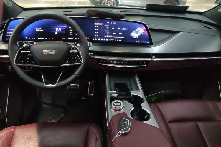Used Cadillac XT5 2025 2.0T Platinum Edition Center Console