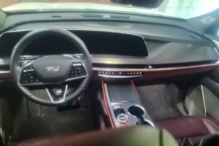 Used Cadillac XT5 2025 2.0T Platinum Edition Center Console