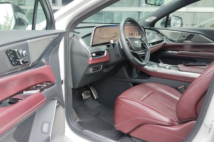Used Cadillac XT5 2025 2.0T Platinum Edition Driver Seat
