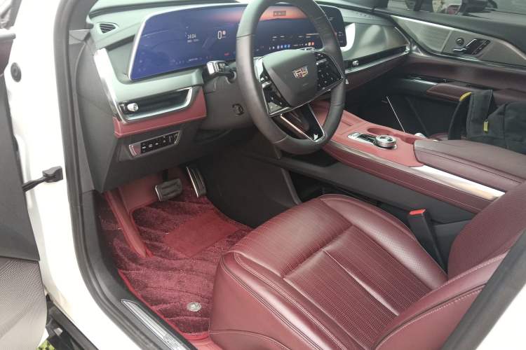 Used Cadillac XT5 2025 2.0T Platinum Edition Driver Seat