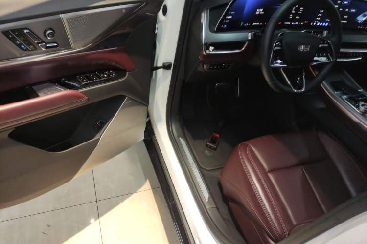 Used Cadillac XT5 2025 2.0T Platinum Edition Driver Seat