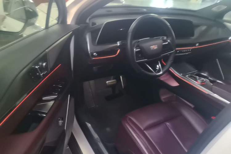 Used Cadillac XT5 2025 2.0T Platinum Edition Driver Seat