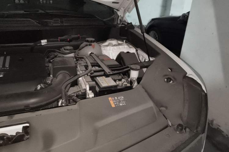 Used Cadillac XT5 2025 Model 2.0T Metropolitan Edition Engine Bay Left
