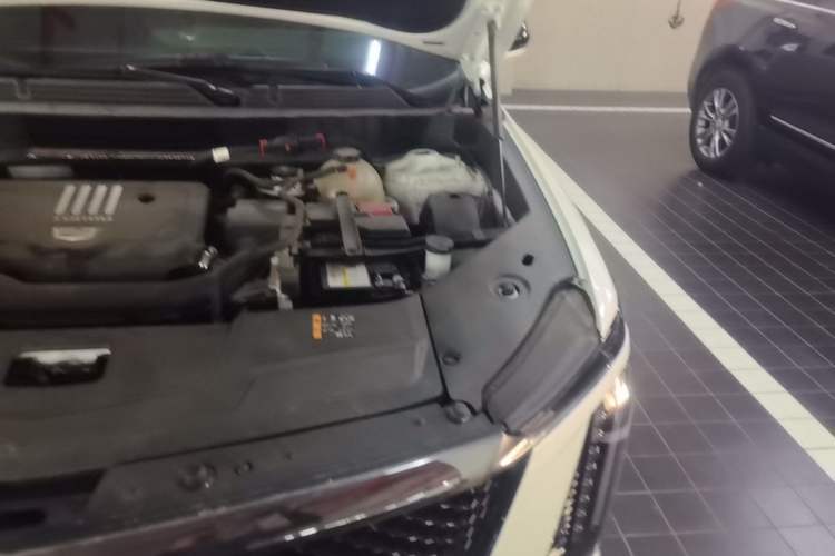 Used Cadillac XT5 2025 2.0T Platinum Edition Engine Bay Left