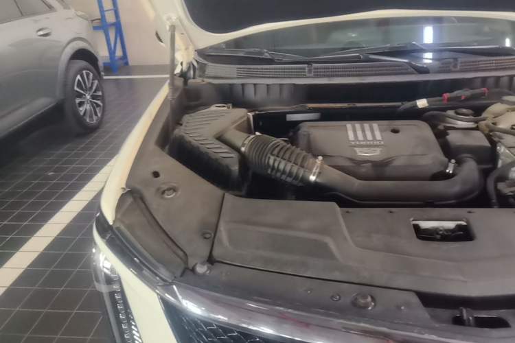 Used Cadillac XT5 2025 2.0T Platinum Edition Engine Bay Right