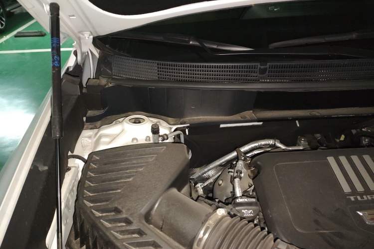 Used Cadillac XT5 2025 2.0T Prestige Version Engine Bay Right