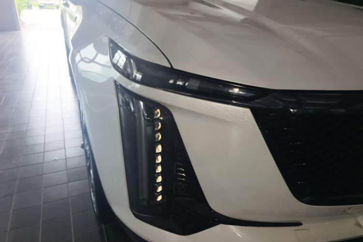 Used Cadillac XT5 2025 2.0T Platinum Edition Exterior 6