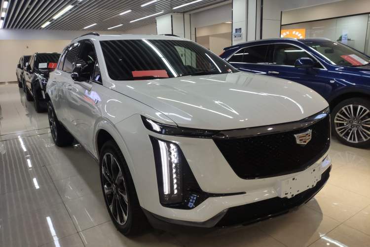 Used Cadillac XT5 2025 2.0T Platinum Edition Front Right 45 Deg