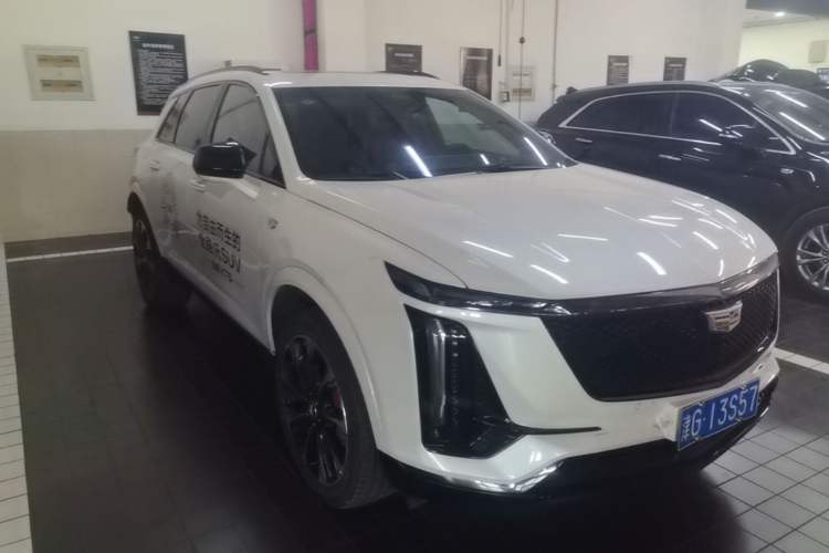 Used Cadillac XT5 2025 2.0T Platinum Edition Front Right 45 Deg