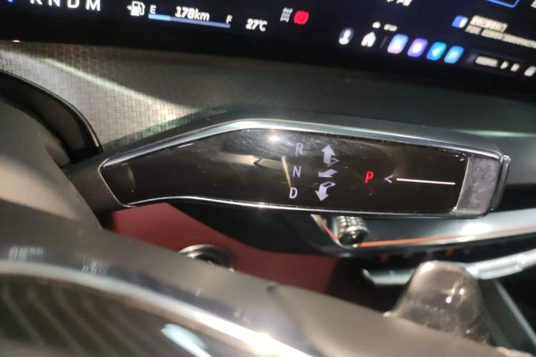 Used Cadillac XT5 2025 2.0T Platinum Edition Gear Lever