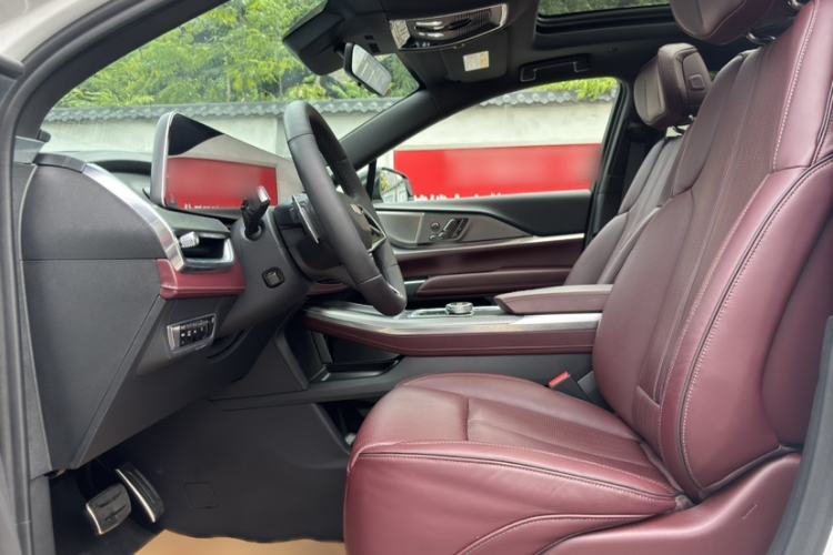 Used Cadillac XT5 2025 2.0T Platinum Edition Interior 2