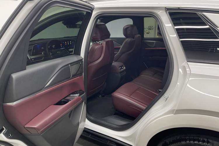 Used Cadillac XT5 2025 2.0T Platinum Edition Interior 3