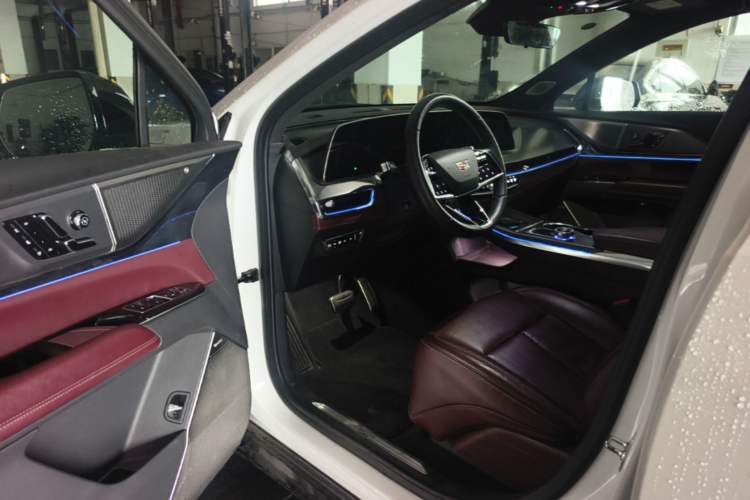 Used Cadillac XT5 2025 2.0T Platinum Edition Interior 3