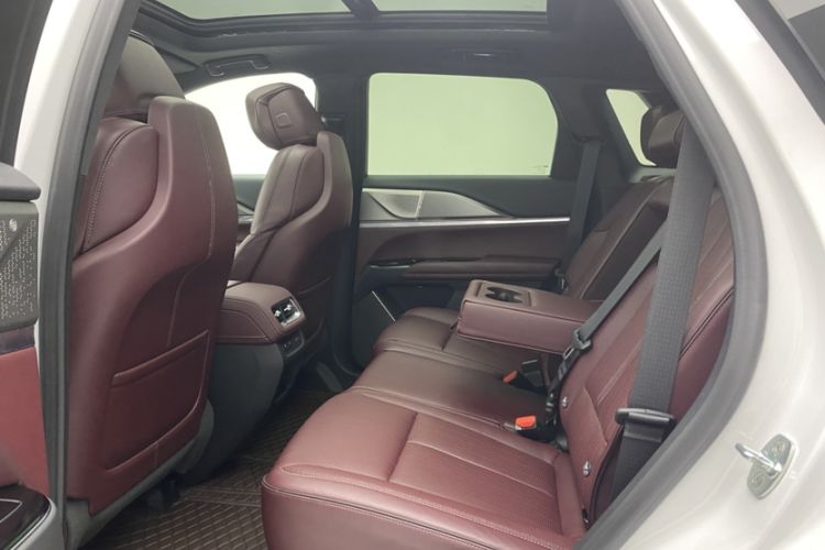Used Cadillac XT5 2025 2.0T Platinum Edition Interior 3