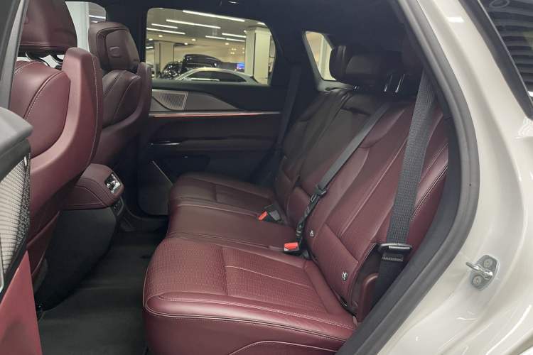 Used Cadillac XT5 2025 2.0T Platinum Edition Interior 4