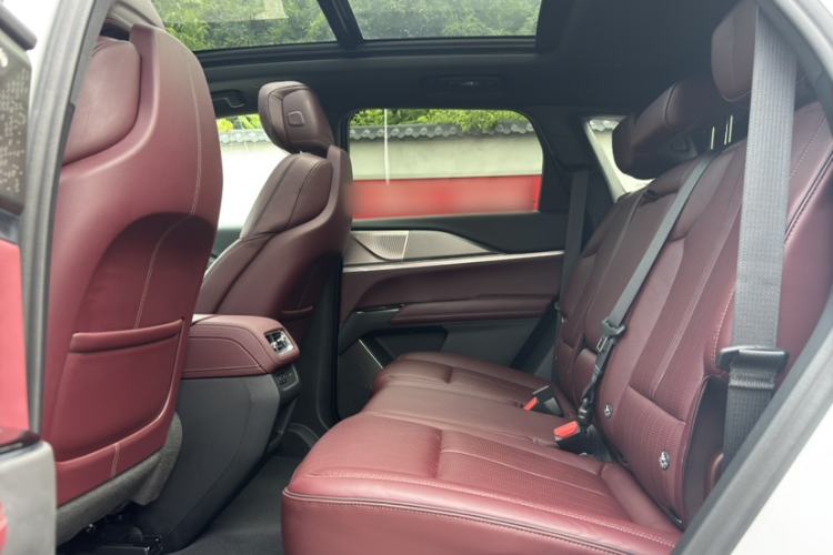 Used Cadillac XT5 2025 2.0T Platinum Edition Interior 4