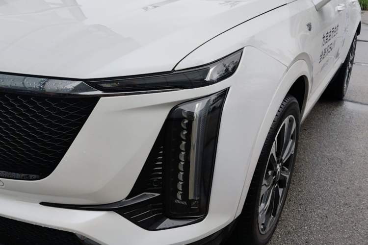 Used Cadillac XT5 2025 2.0T Platinum Edition Left Front Headlight