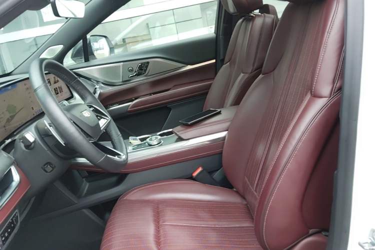Used Cadillac XT5 2025 2.0T Platinum Edition Left Front Seat