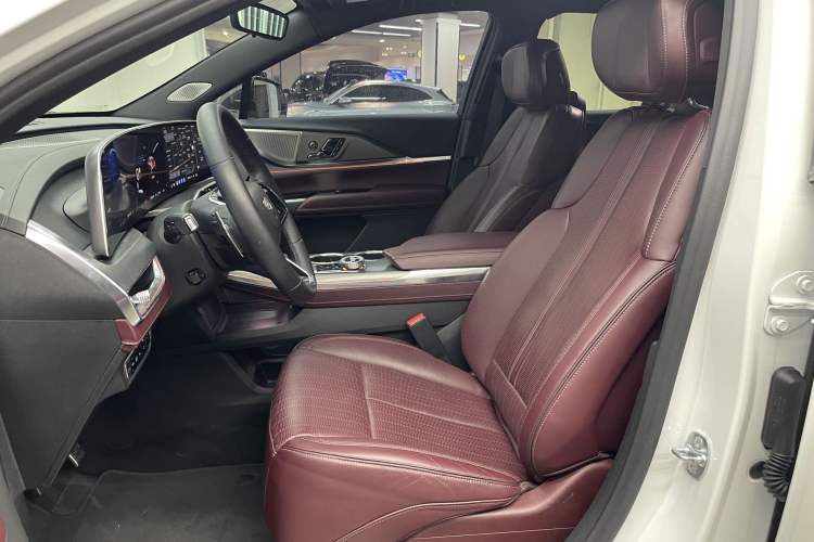 Used Cadillac XT5 2025 2.0T Platinum Edition Left Front Seat