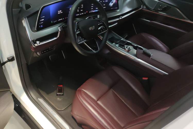 Used Cadillac XT5 2025 2.0T Platinum Edition Left Front Seat
