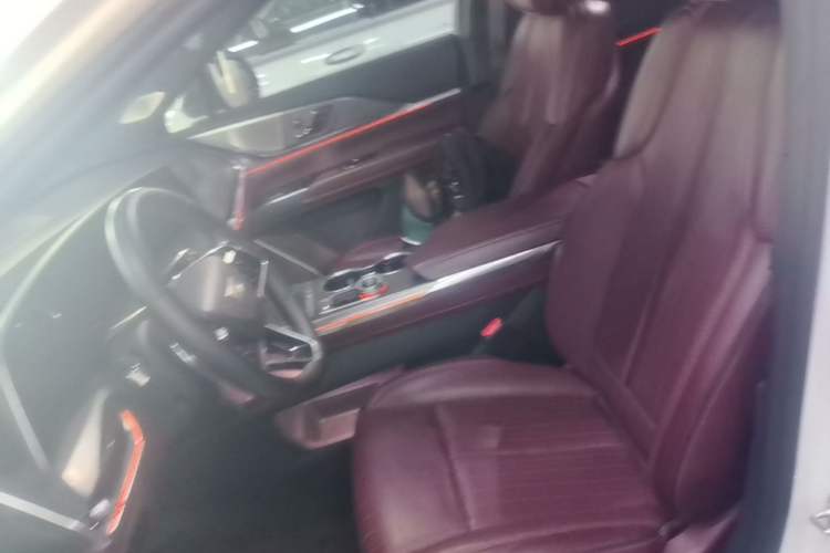 Used Cadillac XT5 2025 2.0T Platinum Edition Left Front Seat