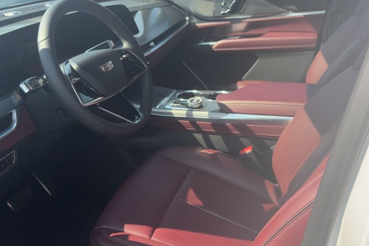 Used Cadillac XT5 2025 2.0T Platinum Edition Left Front Seat