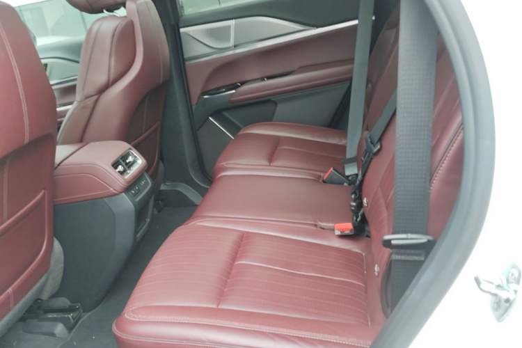 Used Cadillac XT5 2025 2.0T Platinum Edition Left Rear Seat