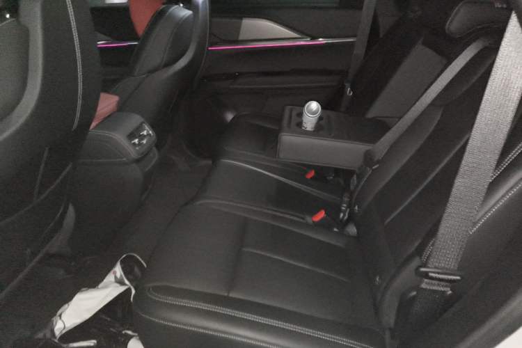 Used Cadillac XT5 2025 Model 2.0T Metropolitan Edition Left Rear Seat